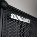 SOUNDBOKS 3 – Markenschriftzug auf dem Lautsprechergitter